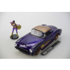 Chevrolet Corvette 1957 s figurkou Batgirl (sběratelský model, určeno pouze k vystavení) Chevrolet Corvette 1957 s figurkou Batgirl (sběratelský model, určeno pouze k vystavení)