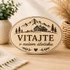 Drevená uvítacia tabuľka na chatu - Vitajte v našom útočisku - oválna dekorácia Drevená uvítacia tabuľka na chatu - Vitajte v našom útočisku - oválna dekorácia