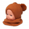BABY NELLYS Zimná pletená čiapka + nákrčník - hnedá s brmbolcami BABY NELLYS Zimná pletená čiapka + nákrčník - hnedá s brmbolcami