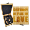 Sablio Darčeková sada na víno Everybody is free to love: 147×168×49 mm Sablio Darčeková sada na víno Everybody is free to love: 147×168×49 mm