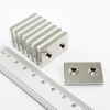 Neodýmový magnet kváder 30×20×4 mm s 2 dierami M3 (južný pól na strane s priehlbinami) - N38 Neodýmový magnet kváder 30×20×4 mm s 2 dierami M3 (južný pól na strane s priehlbinami) - N38