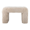 Béžový taburet z umelej kožušiny Bobbie – Bloomingville Béžový taburet z umelej kožušiny Bobbie – Bloomingville