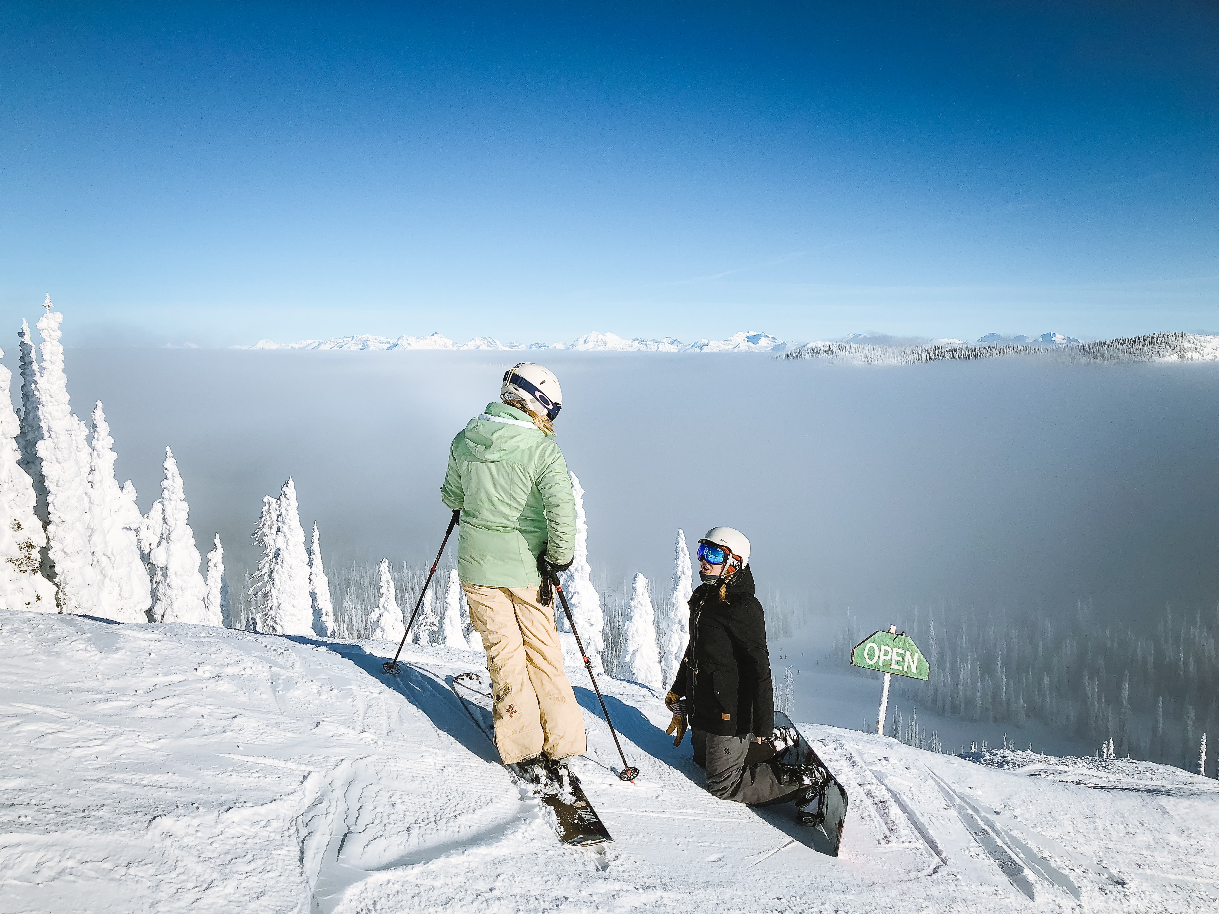 Téměř většina helem je univerzální, hodí se jak na snowboard, tak na lyže.