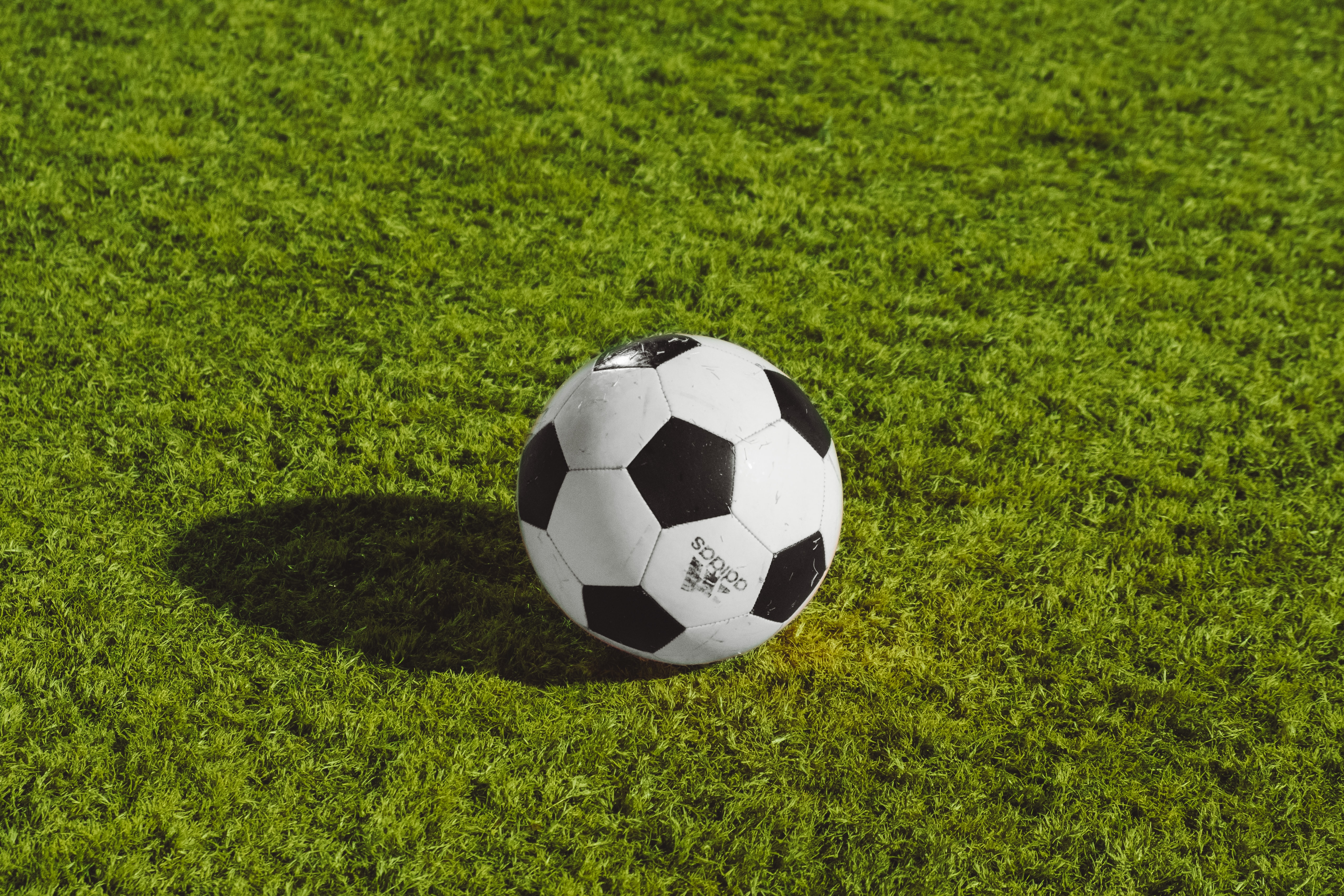 Fotbalový míč mívá více velikostí.
