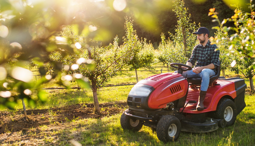Záhradný traktor ponúka množstvo funkcií, ktorými kosačka ani krovinorez disponovať nemôžu