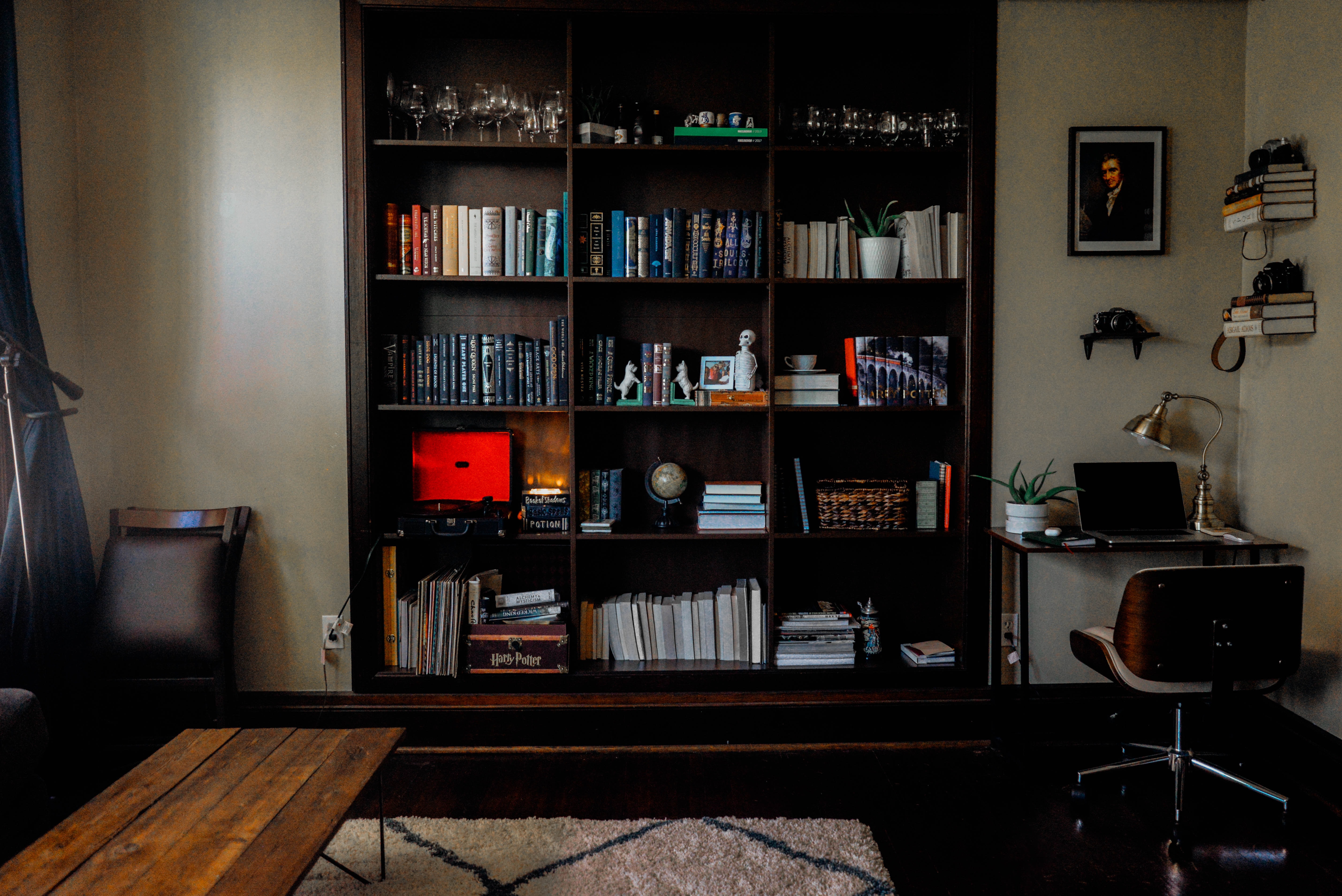 Otvorená knižnica z masívu sa stane dominantou vašej pracovne, či obývačky