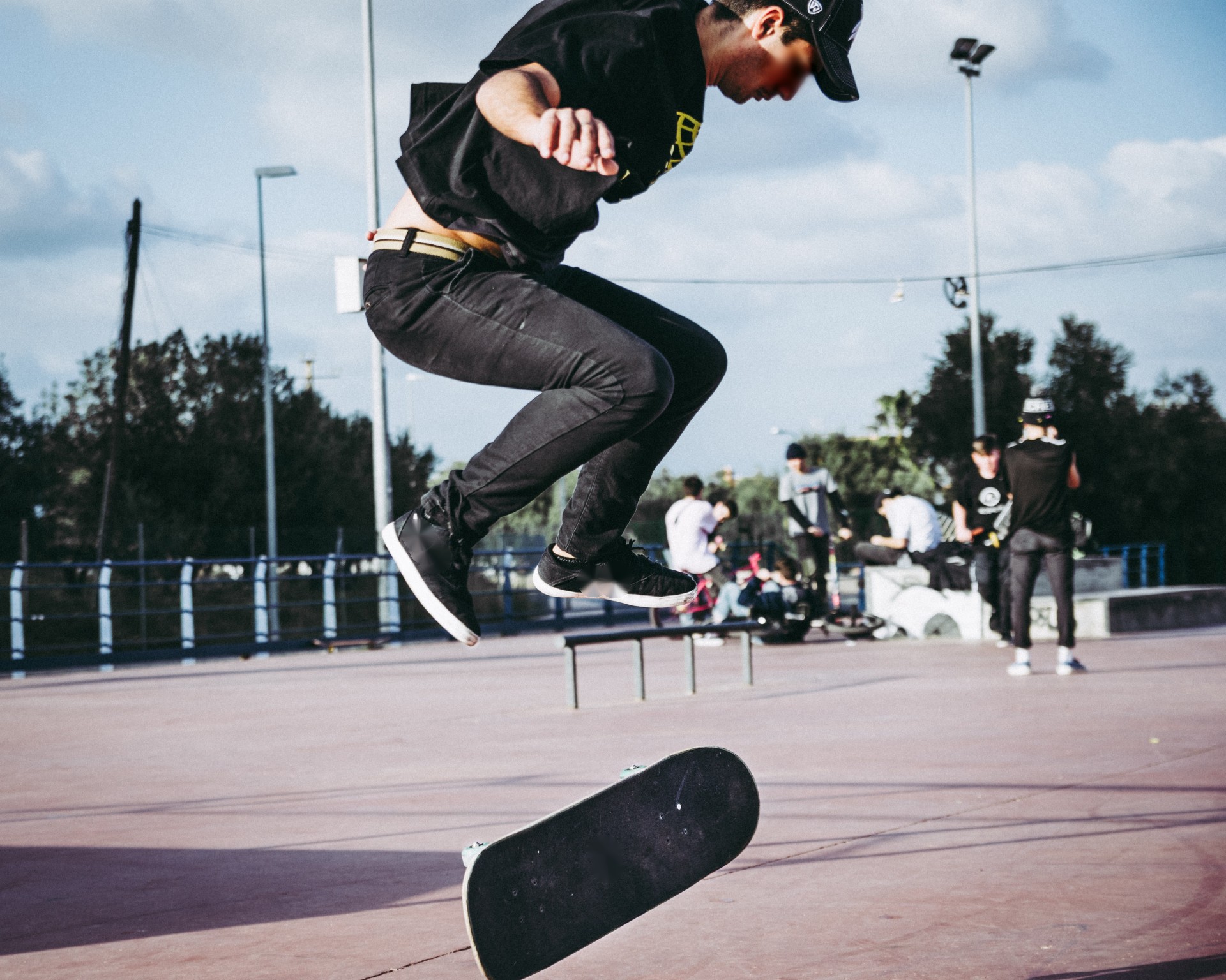 Na skateboard existuje množstvo štýlových doplnkov od šiltoviek po opasky