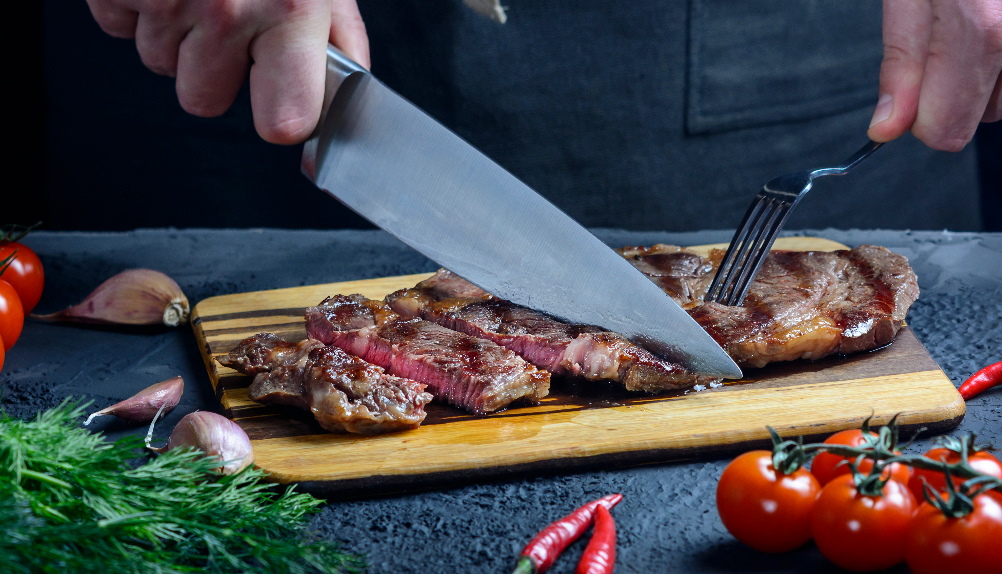 Steakový nůž musí být ostrý, aby uříznul dokonalou porci i velmi šťavnatého masa