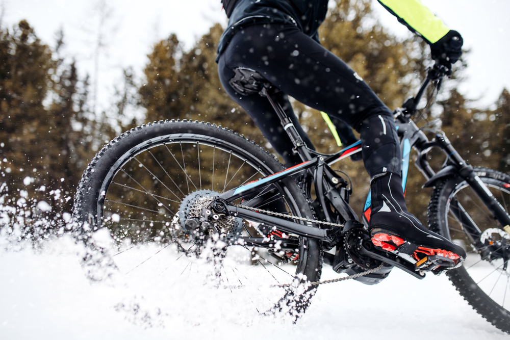Ani zima vás nezastaví, když si vyberete dlouhé cyklistické kalhoty na kolo.
