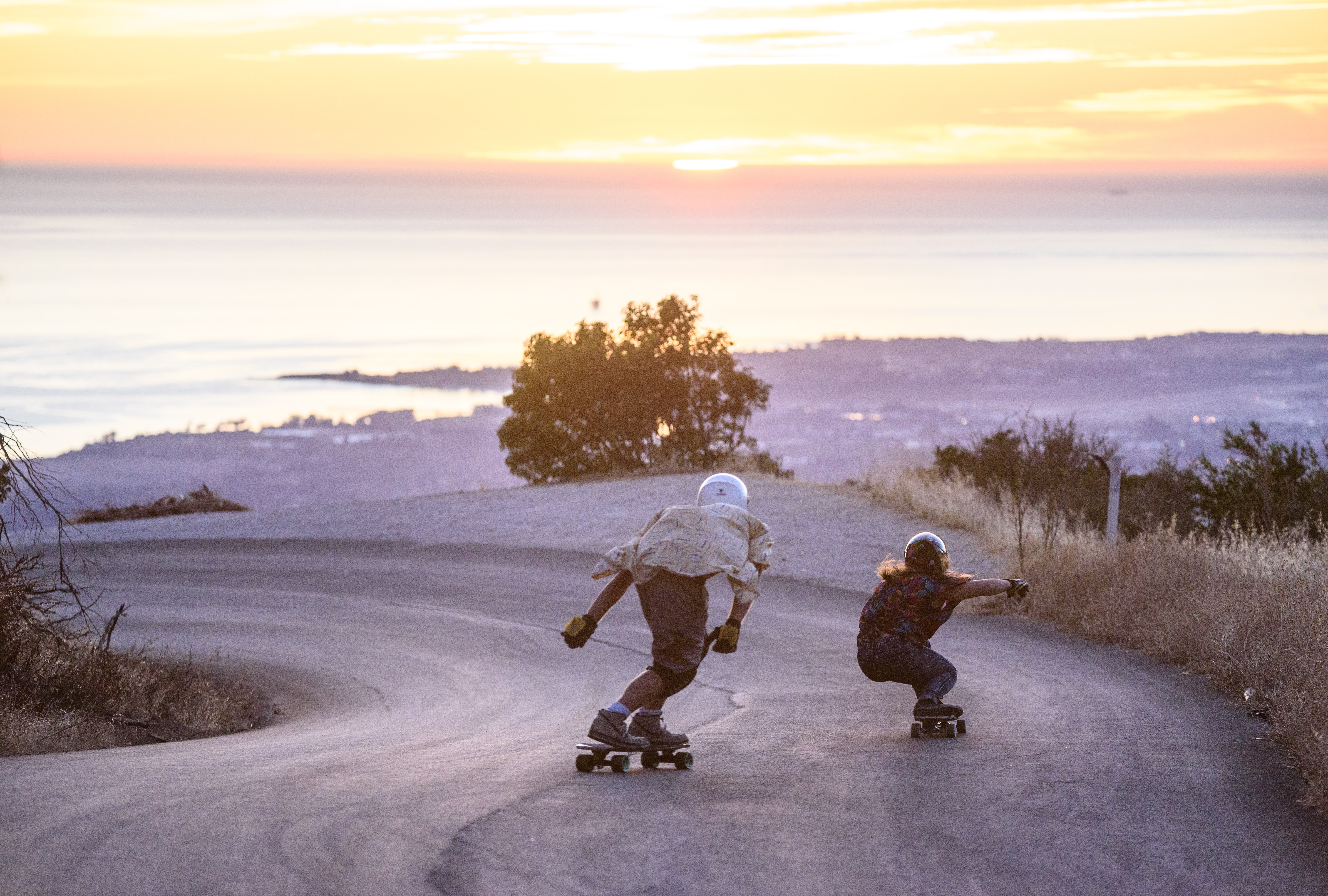 Na longboardu lze sjíždět i velmi prudké kopce