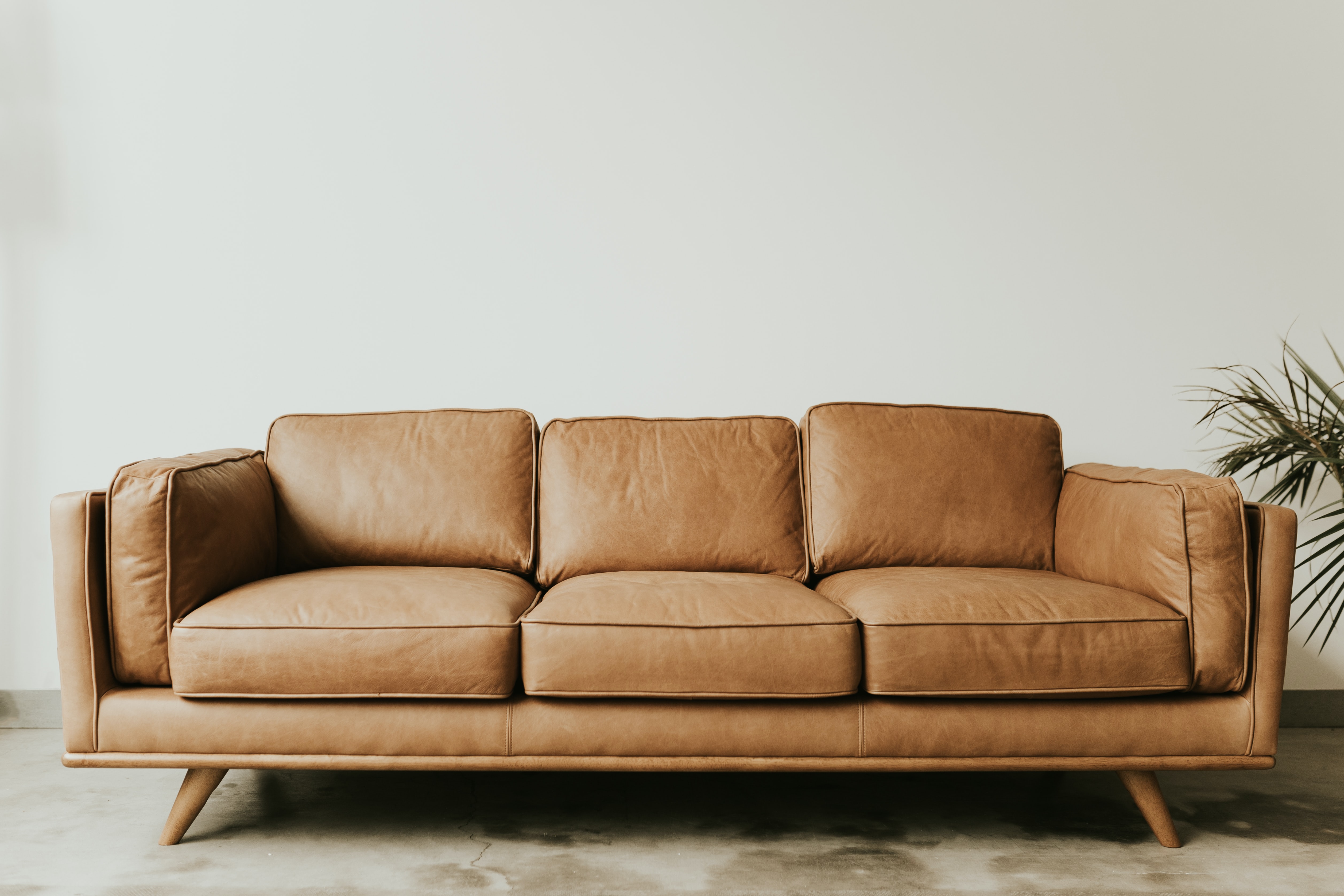 Pohovka je známá také pod názvem gauč, otoman, sofa nebo kanape a slouží nejen k sezení, ale také k ležení