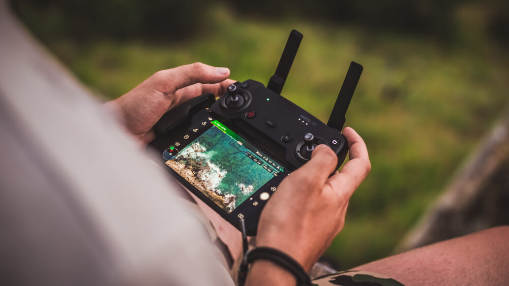 Ovládání dronu pomocí páček s náhledem snímku.