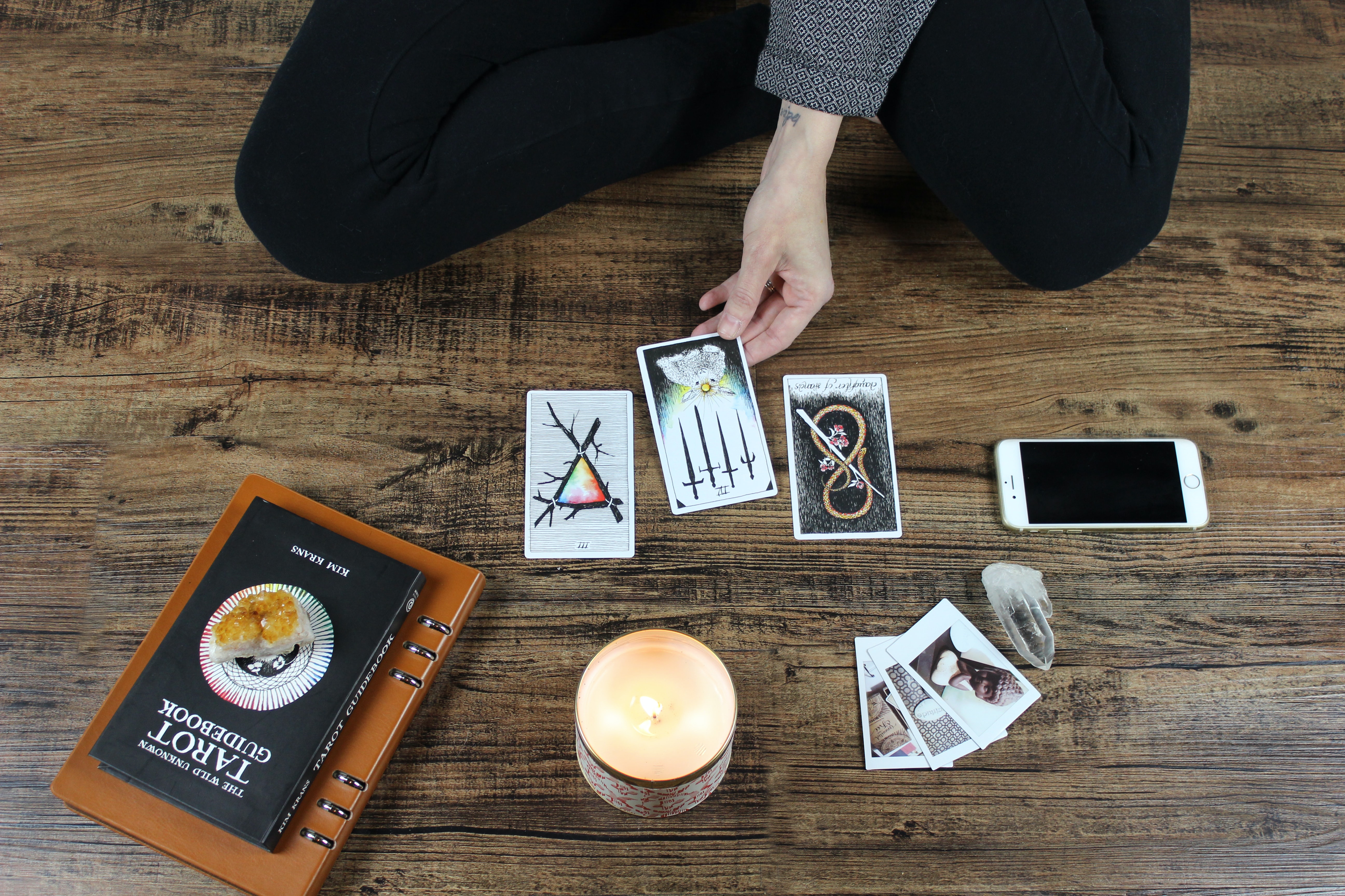 Z vykládání tarotových karet se může stát příjemný rituál spojený s meditací