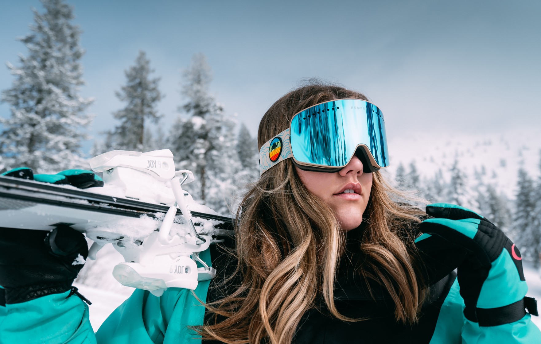 Lyžařské brýle můžete směle používat i při snowboardingu.