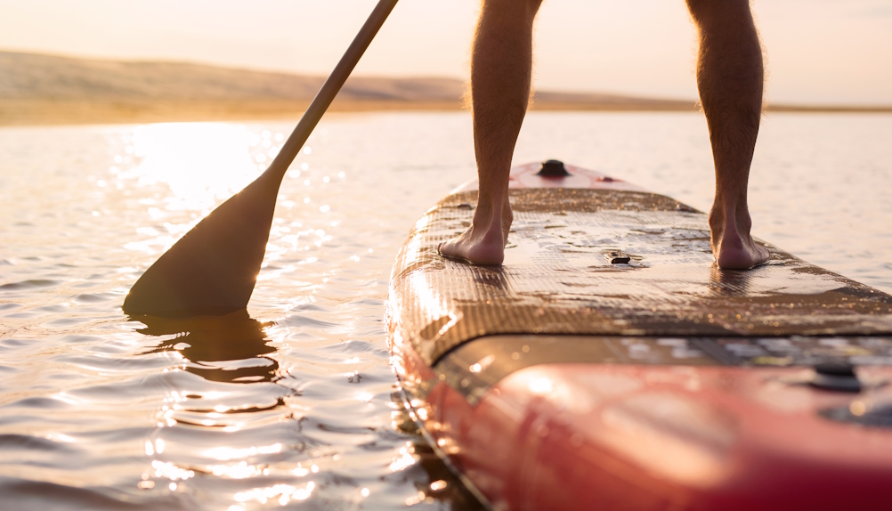 Paddleboard je čím dál více oblíbeným společníkem na jezero i do moře