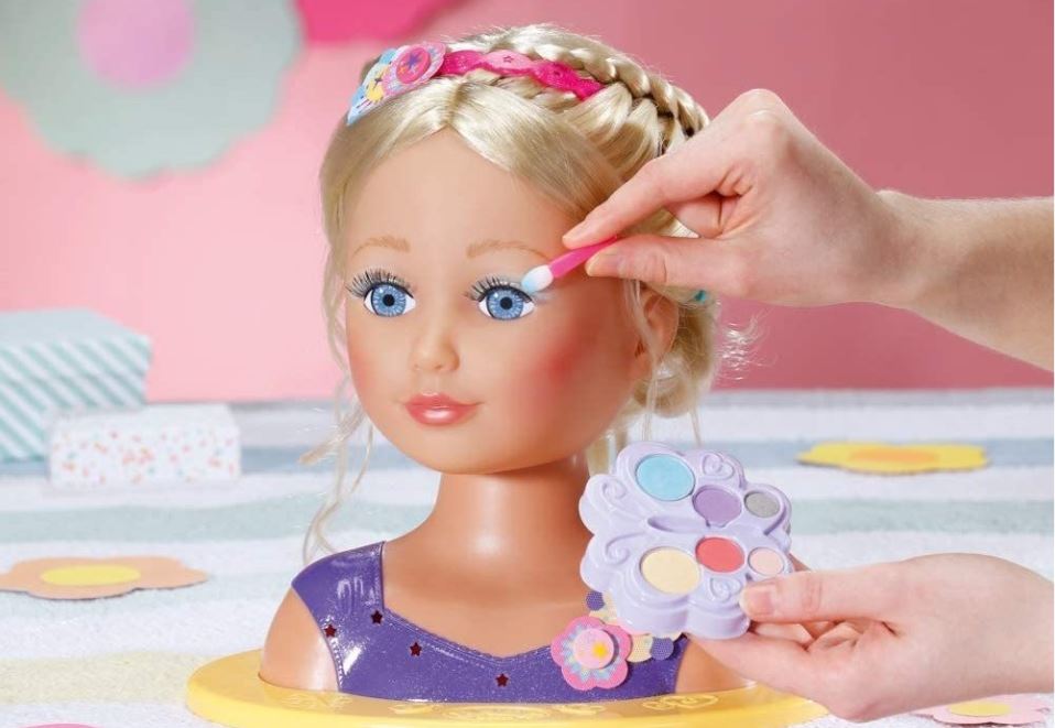 Bábiku môžu staršie dievčatá aj česať, maľovať a zafarbovať