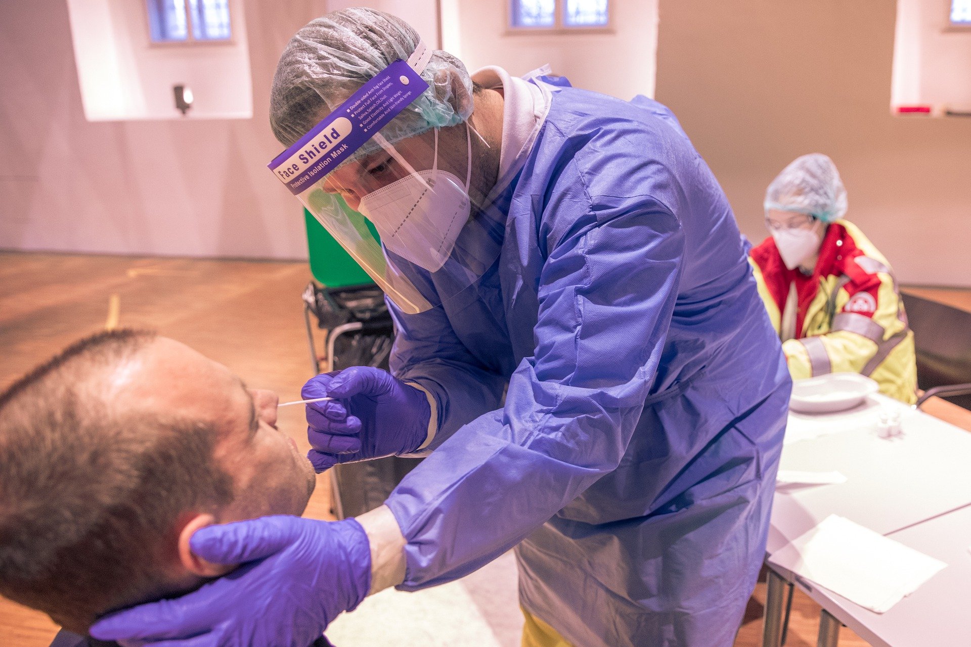 Při testování jsou zdravotníci oblečení do ochranných obleků, odebrané vzorky mohou být totiž infekční Při testování jsou zdravotníci oblečení do ochranných obleků, odebrané vzorky mohou být totiž infekční