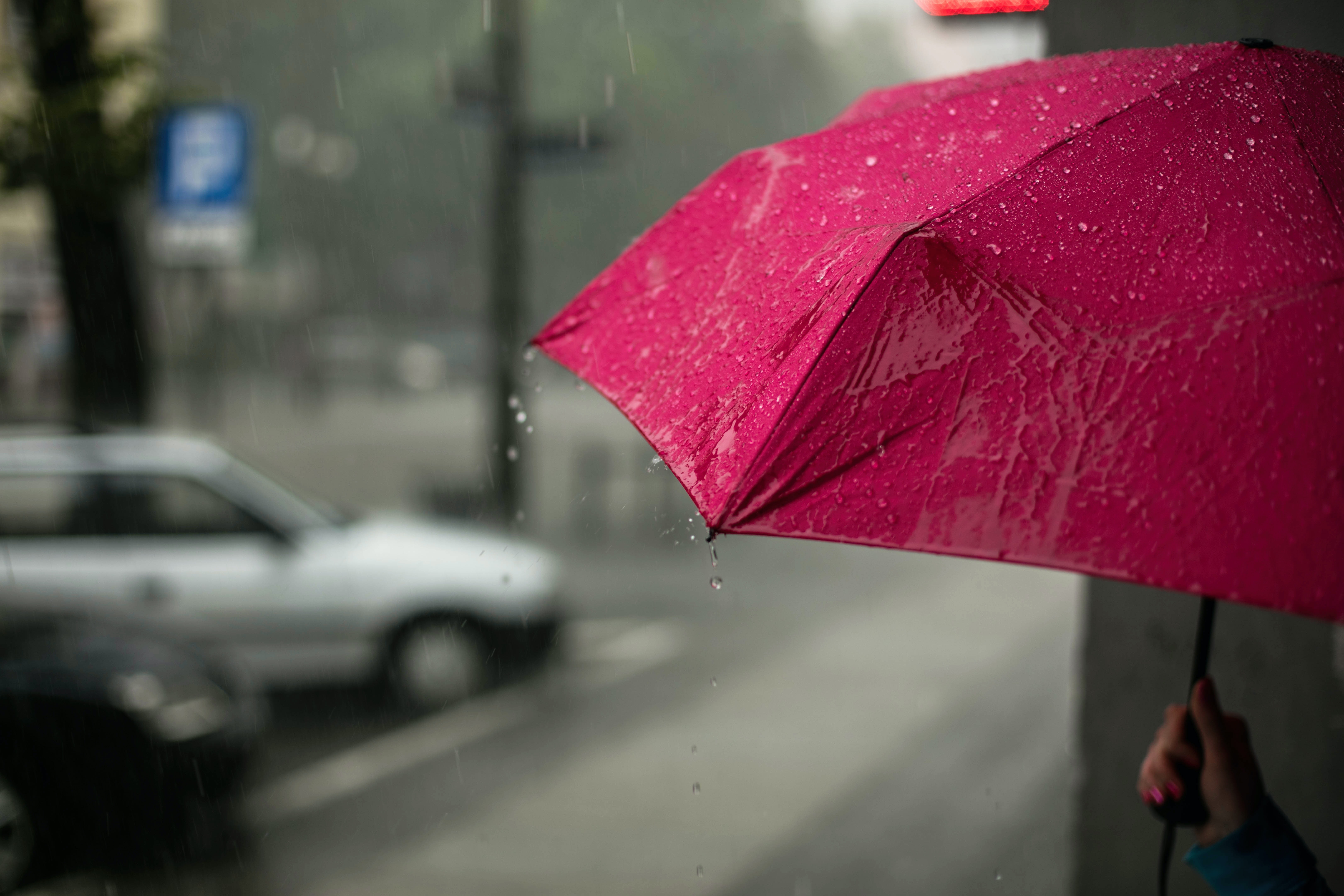 Skládací deštník se vejde i do malé kabelky, kde ho máte stále při ruce v případě náhlé průtrže