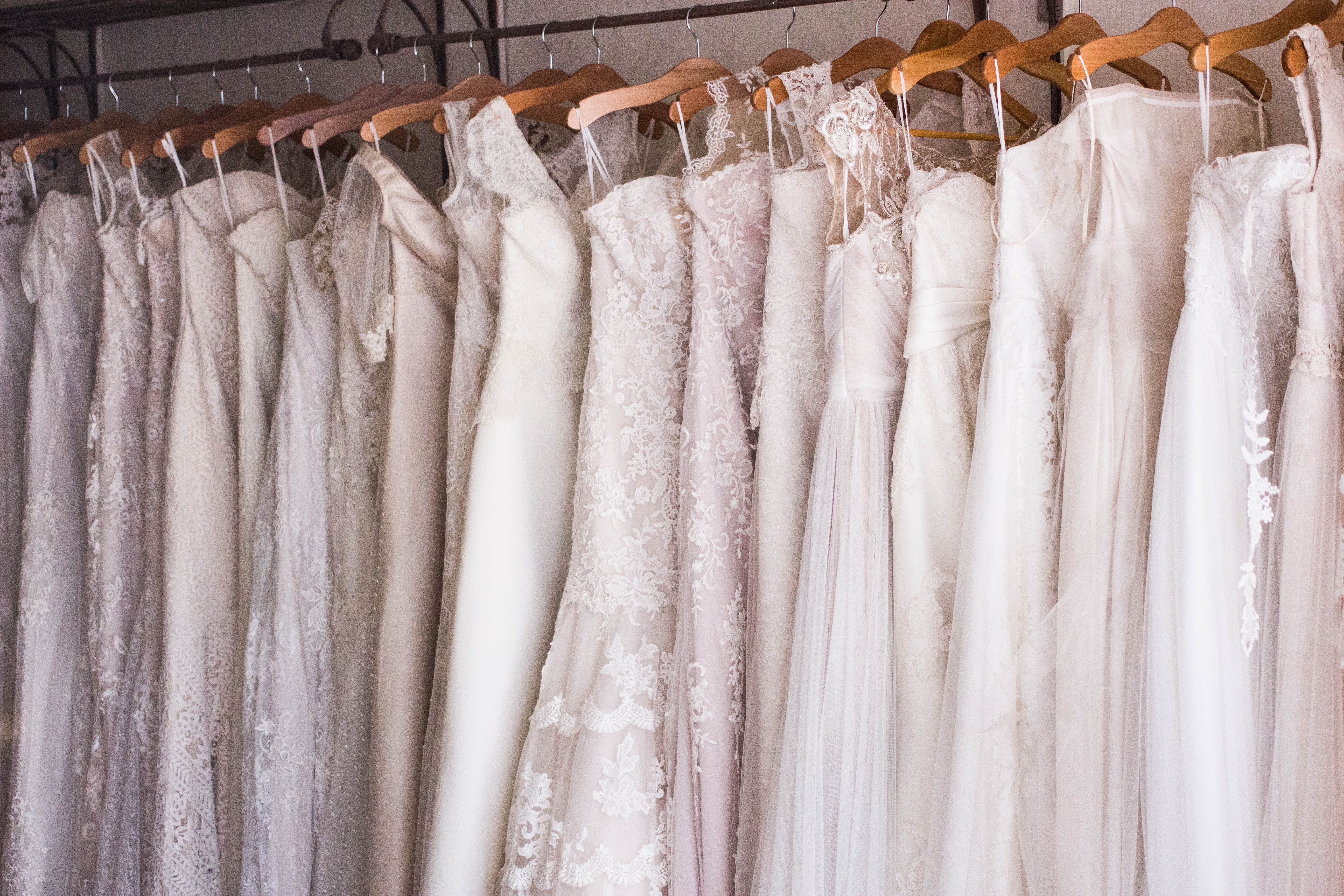 Při výběru svatebních šatů a doplňků se zaměřte na celkový styl a místo obřadu