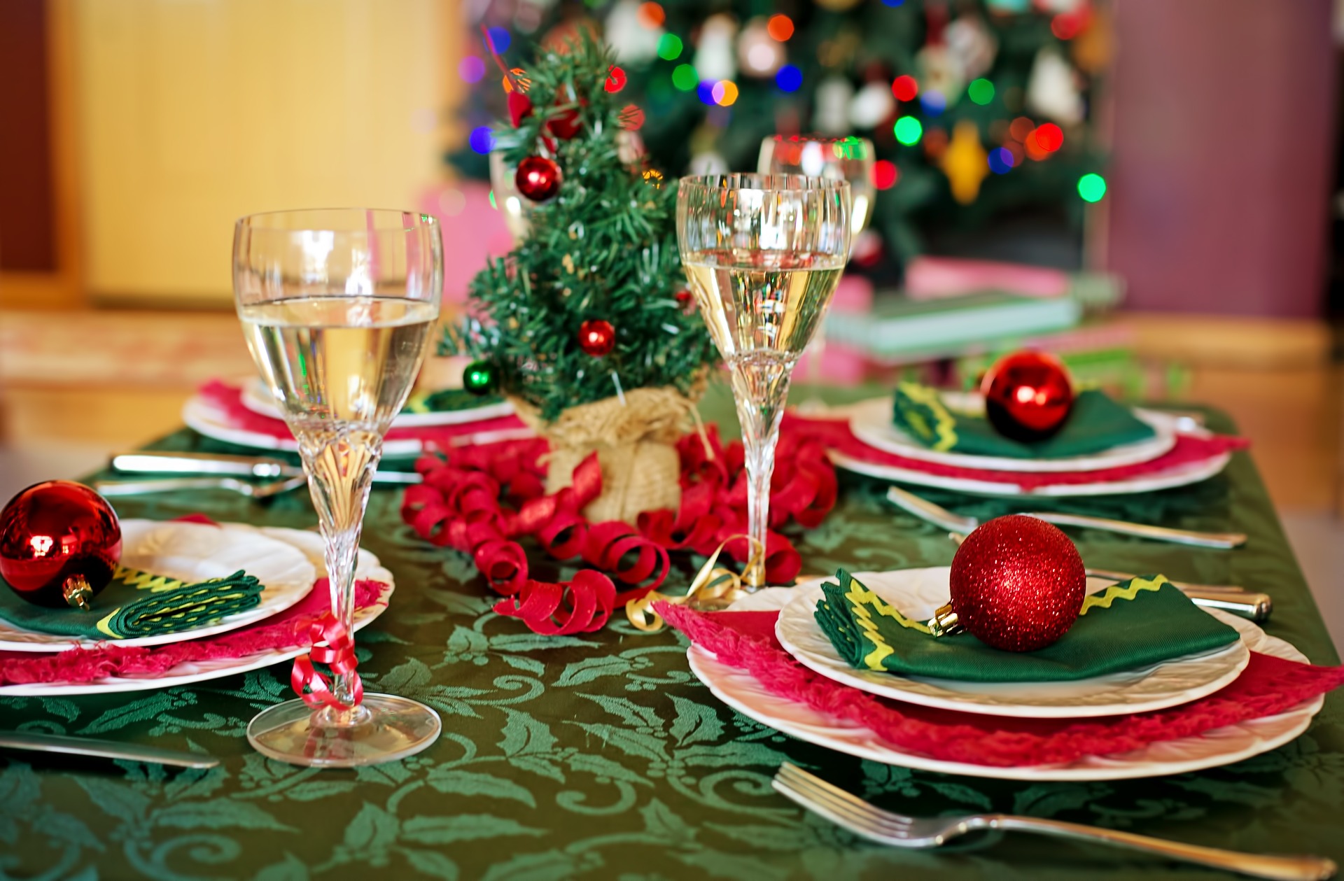 Elegantní dekorace mohou zdobit i vánoční tabuli a stromeček