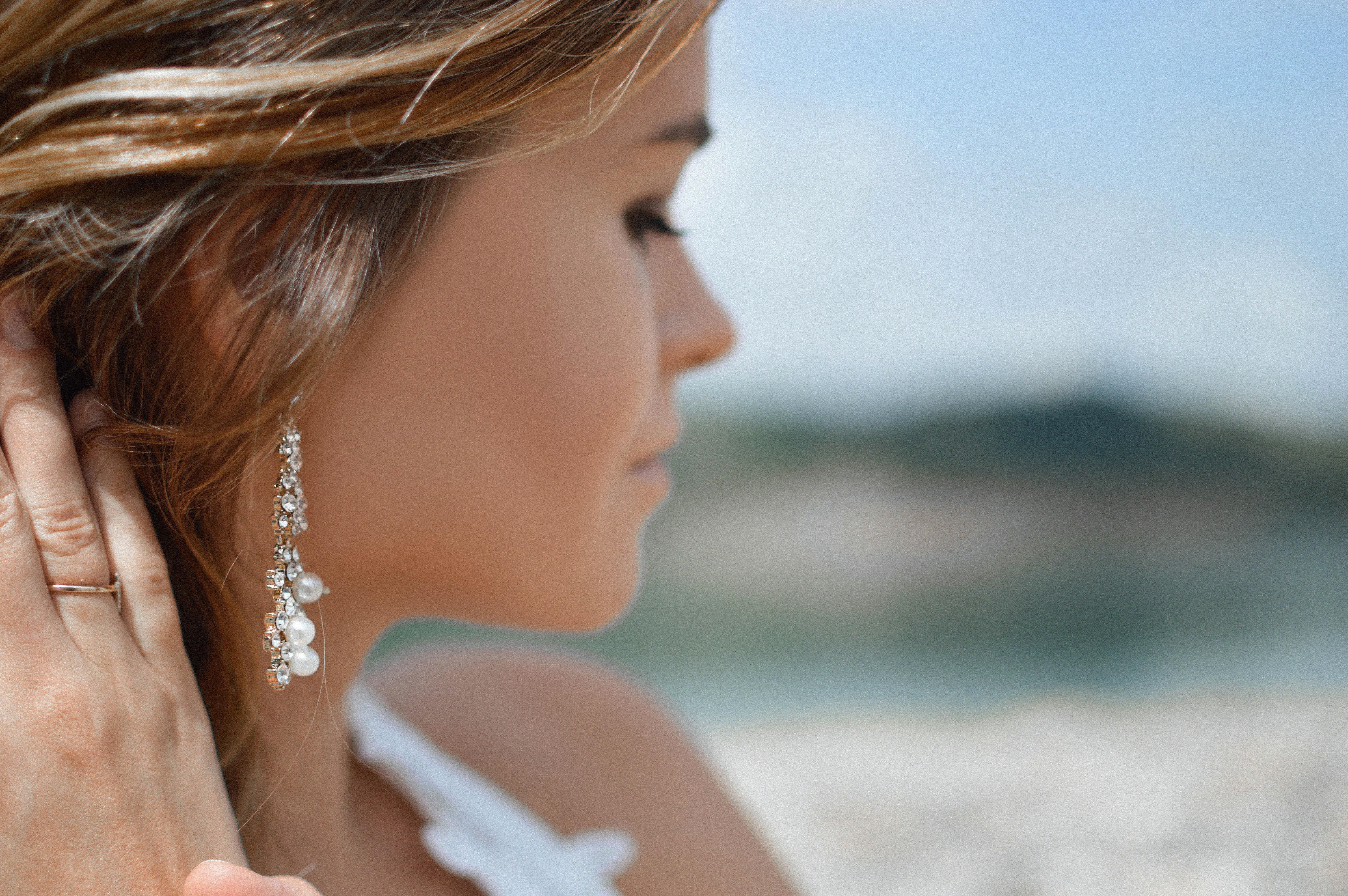Perly v kombinaci s křišťály dodávají celkové vizáži luxusní a honosný vzhled