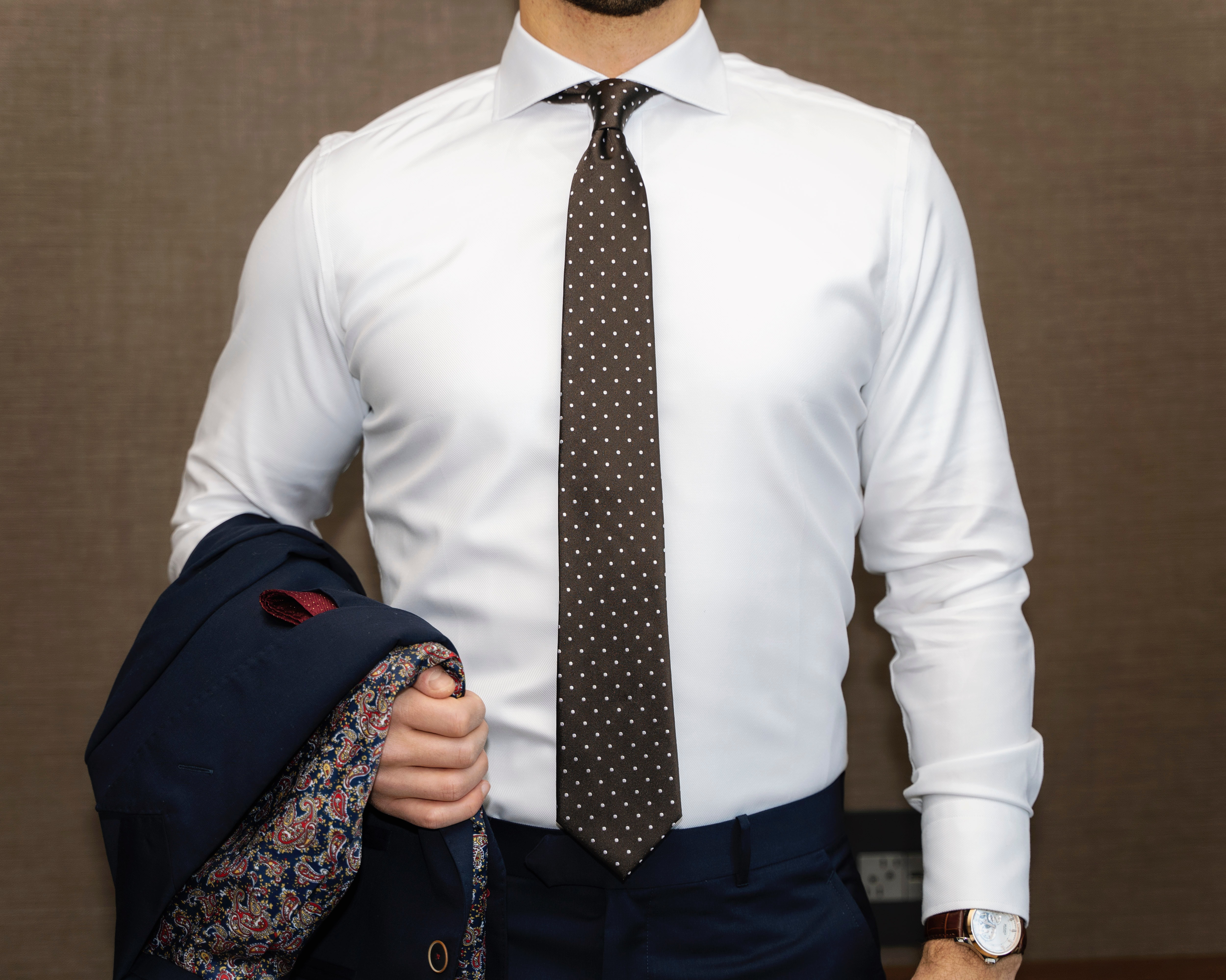 Pod oblek volte světlé košile s kravatou nebo motýlkem