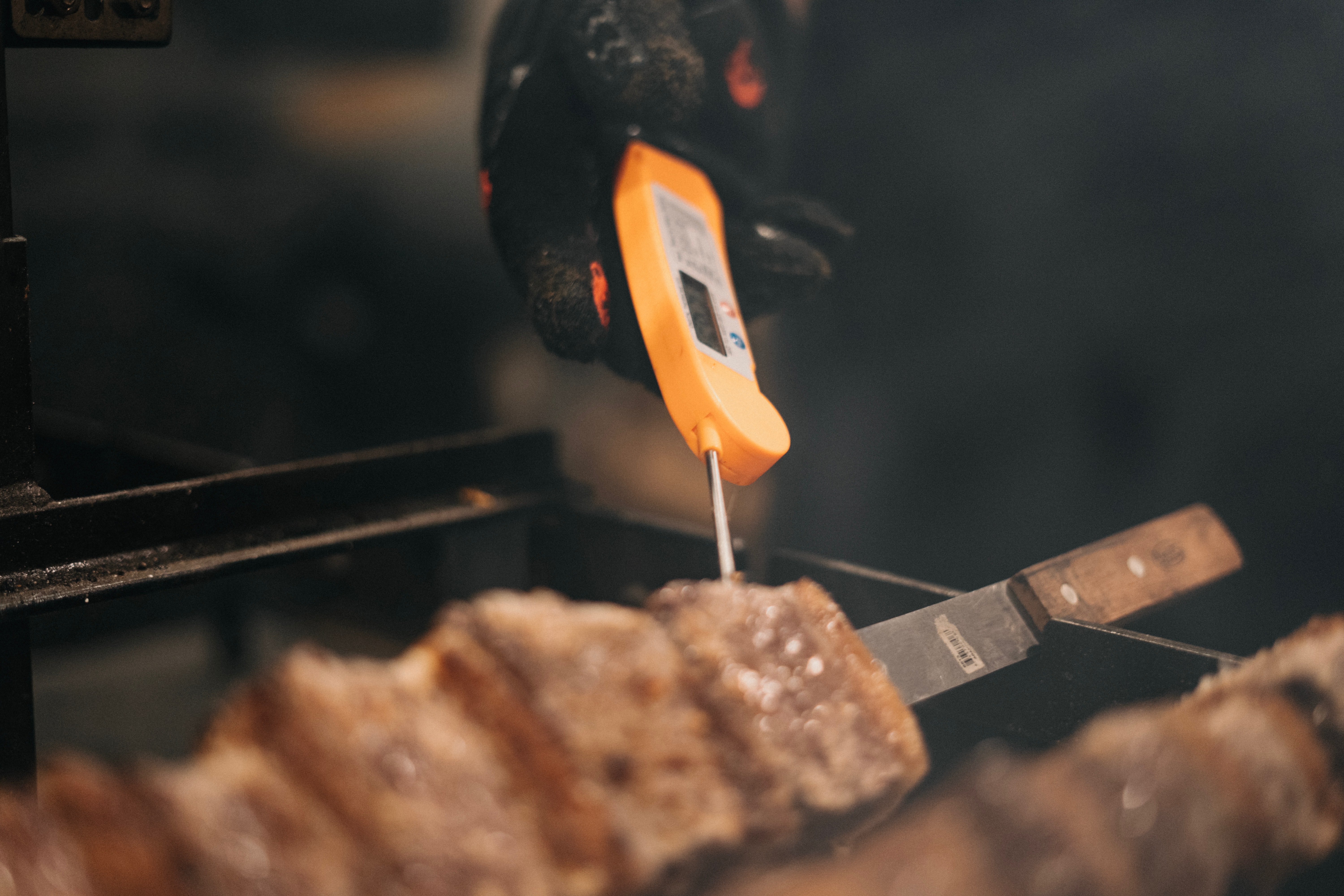 Ideálna teplota mäsa pri grilovaní sa pohybuje medzi 110 – 130 °C.
