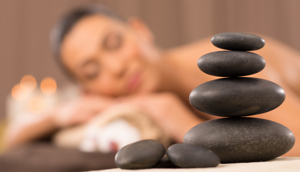 Jednou z nejoblíbenějších masážních pomůcek jsou hřejivé lávové kameny