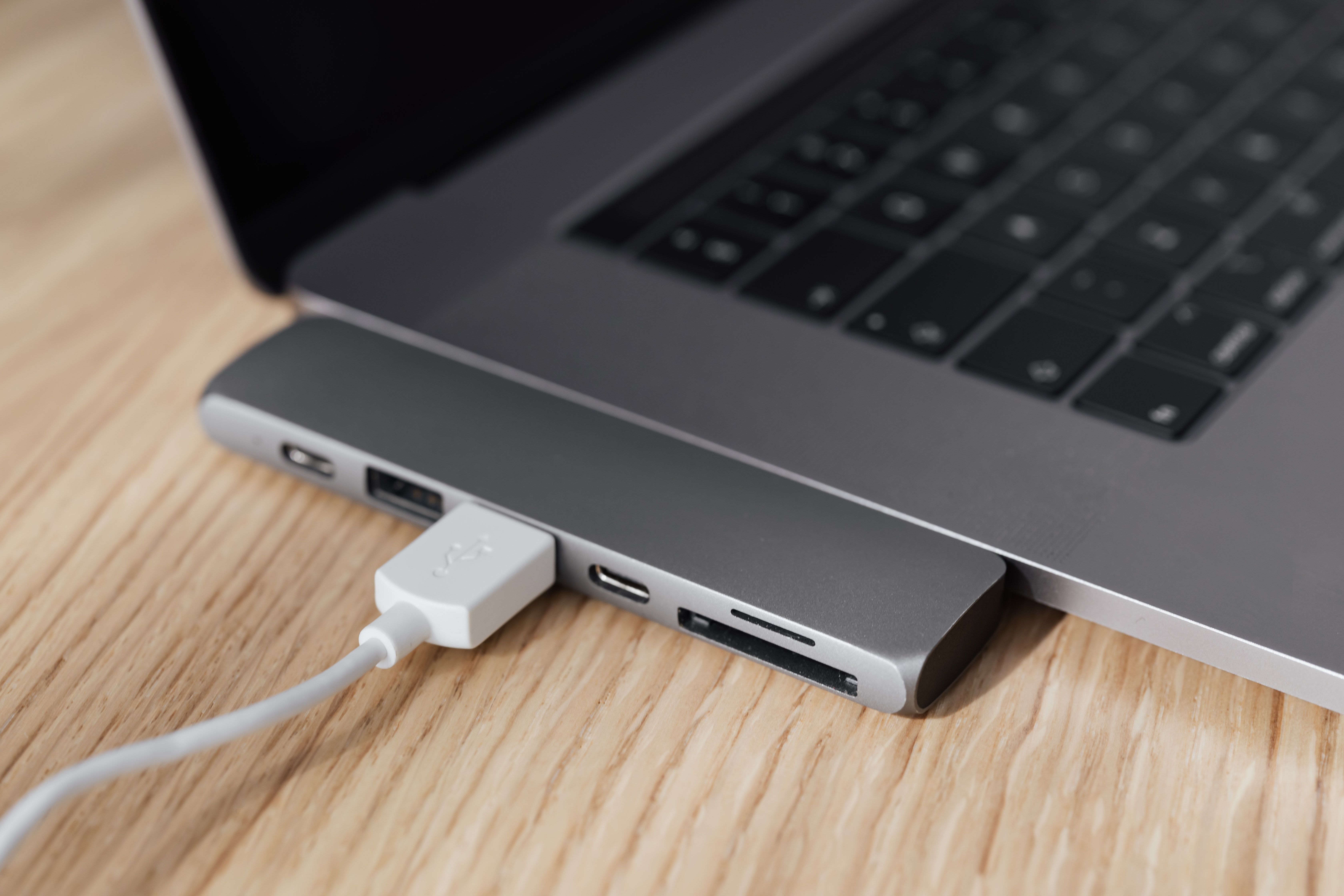 USB hub disponuje mnohými rôznymi výstupmi, ktoré oceníte nielen pri práci.