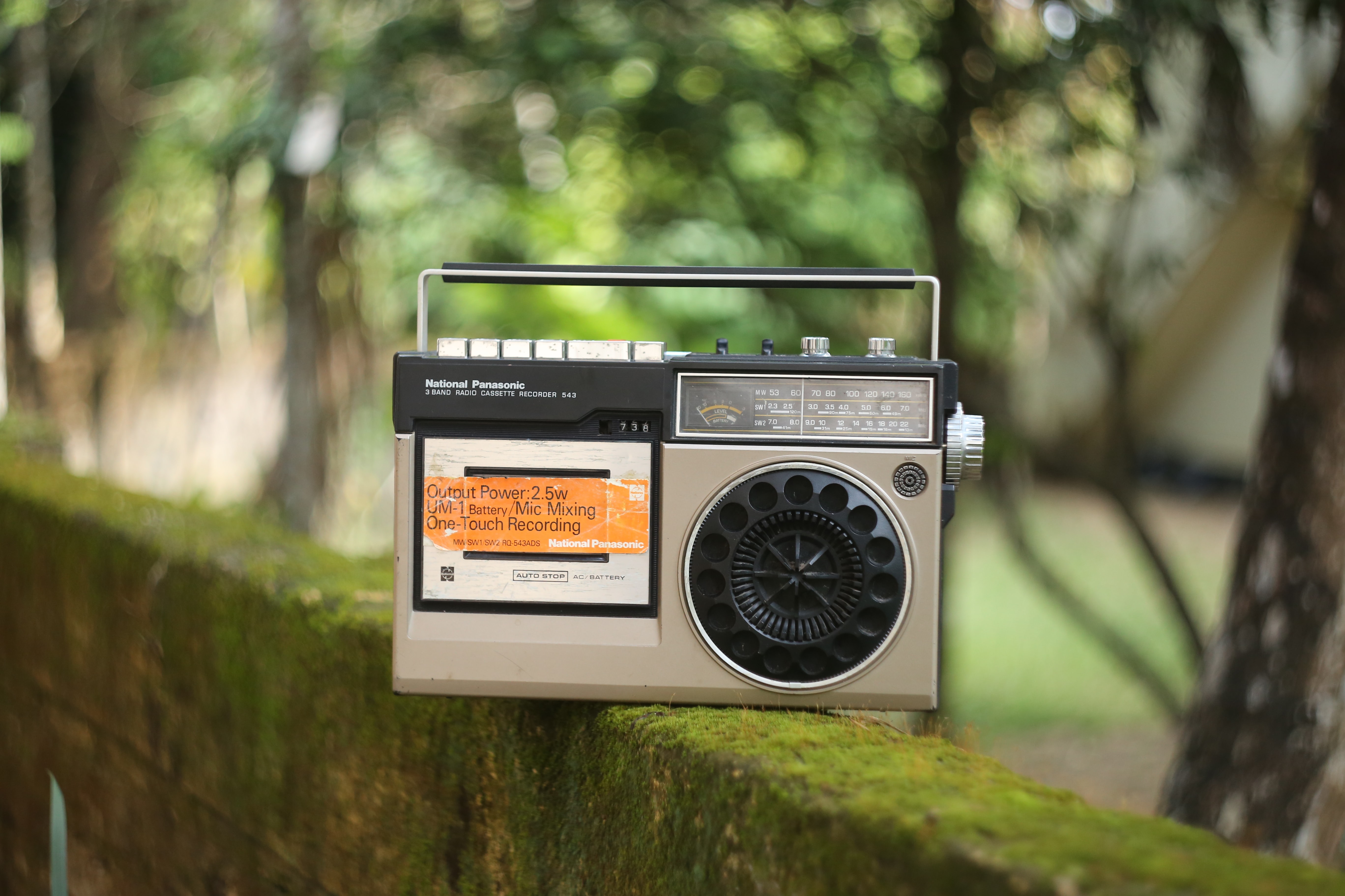 Přenosné rádio vám dobře poslouží doma, na zahradě i na pláži.
