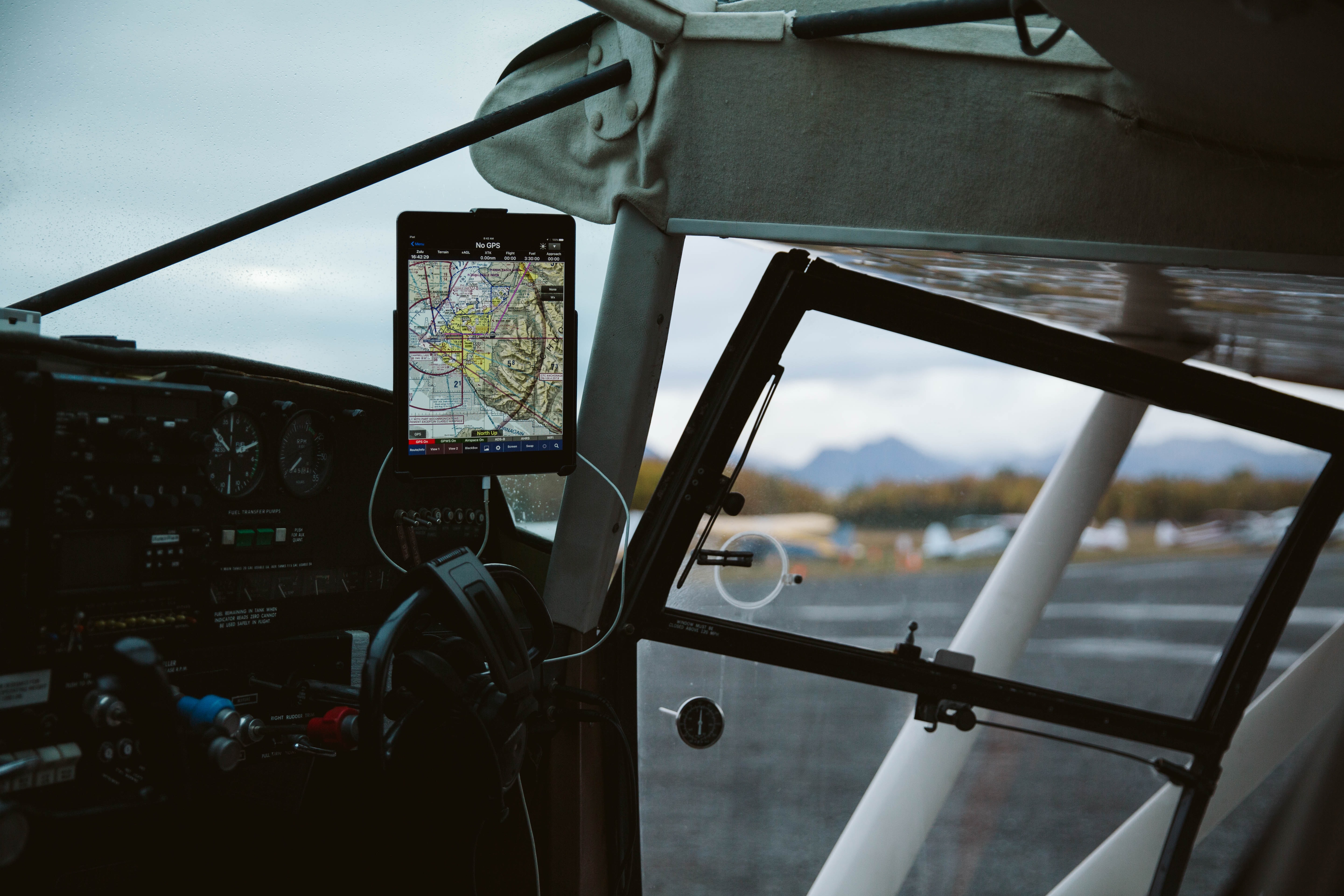 Držáky GPS navigace seženete do auta, na kolo, na motorku, a když na to i přijde, tak i do letadla.
