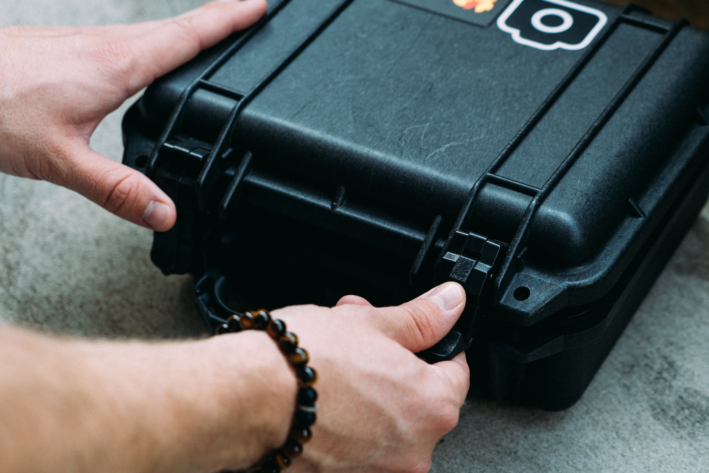 Kufor ochráni váš fotoaparát aj objektív pred mechanickým poškodením.