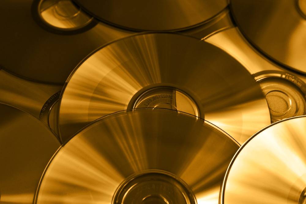 Optické médiá CD, DVD a Blu-Ray majú rovnaké fyzické rozmery, líšia sa však kapacitou.