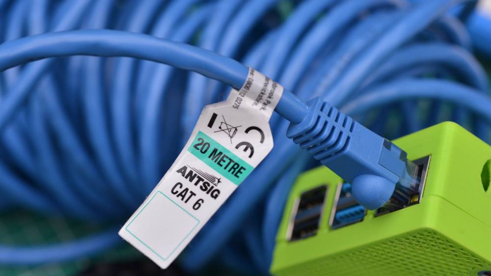 Síťové kabely mezi sebou propojují jednotlivé síťové prvky.