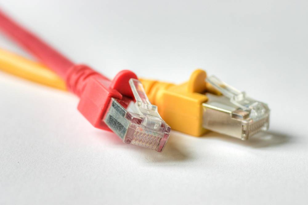 Internet plug. Желтый кабель. Поврежден штекер. Разноцветные провода для компьютера. Интернет кабель желтый светодиод.