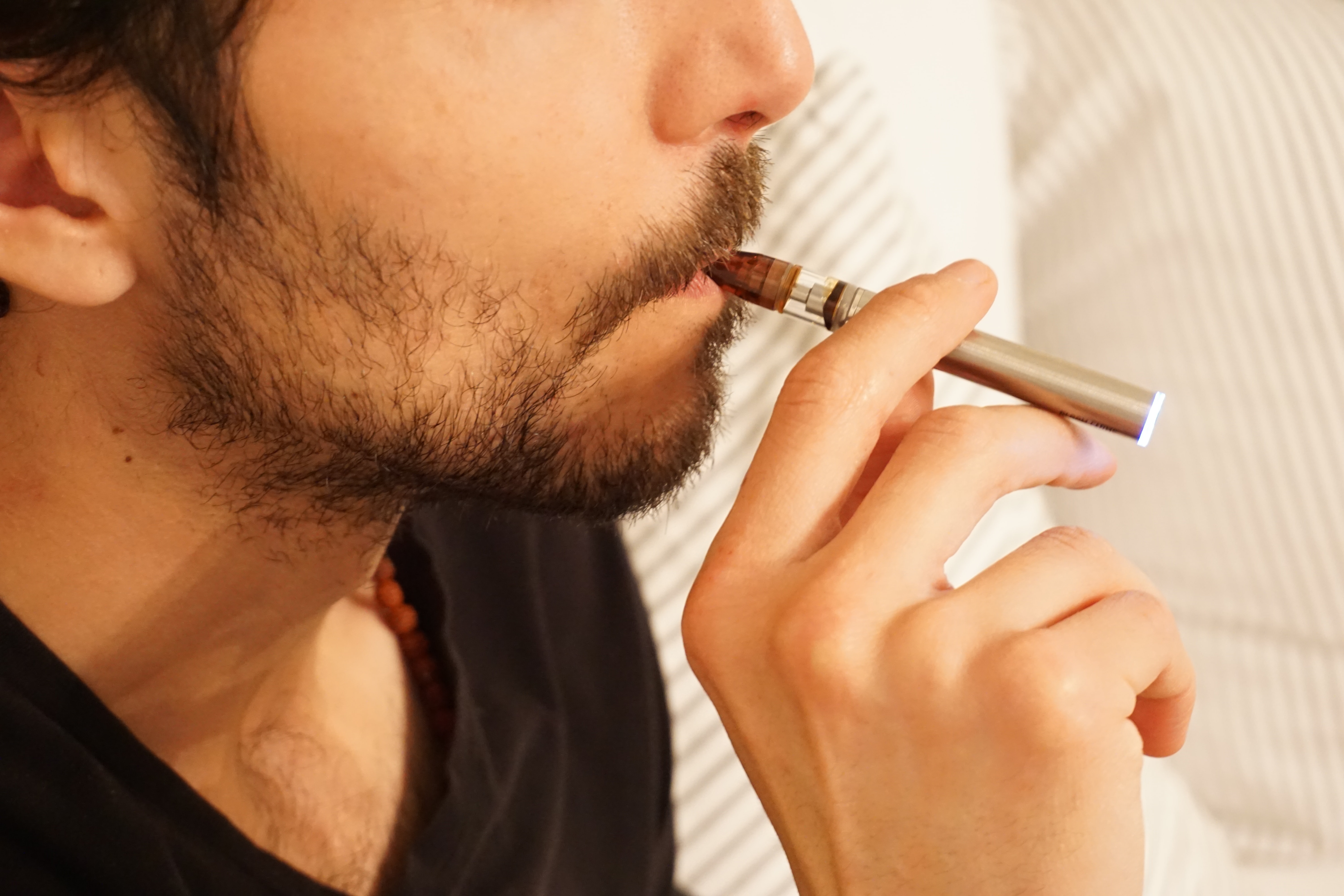 E-cigareta představuje zdravější variantu klasické cigarety.