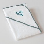 Veba LOTA osuška s kapucí bílá s výšivkou Autíčko šedozelená lemovka 75x75 cm – Sleviste.cz
