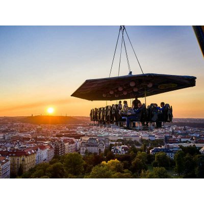 Večeře s koktejlovým párováním 50 metrů nad Prahou – Hledejceny.cz