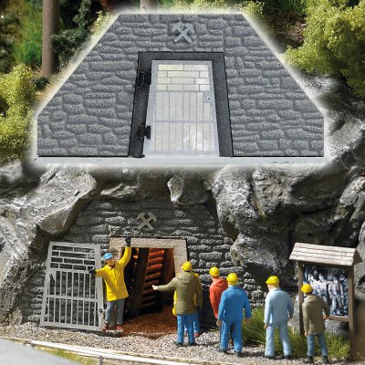 Busch H0 Lidé před vchodem do tunelu 1472
