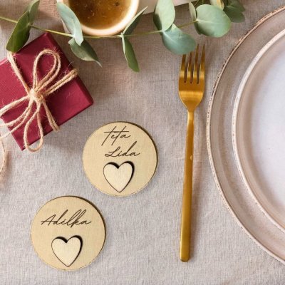 Svatební jmenovky se srdíčkem – dřevěné jmenovky na stůl písmo: Písmo 2 – Hledejceny.cz