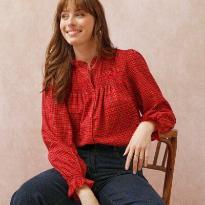 Kostkovaná halenka s volánkem a žabičkováním červená – Zboží Dáma