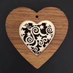 AMADEA Dřevěná ozdoba z masivu s vkladem srdce s ornamentem 7 cm – Zboží Dáma