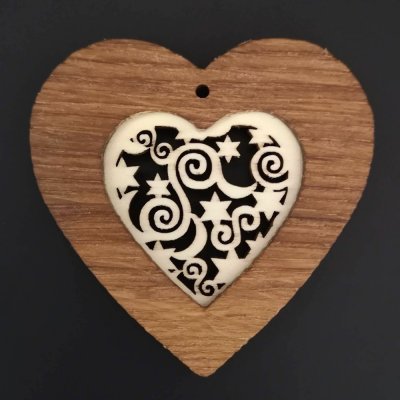 AMADEA Dřevěná ozdoba z masivu s vkladem srdce s ornamentem 7 cm – Zboží Dáma