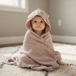 Cuddle bavlněná látková / mušelínová osuška MUŠELÍN S KAPUCÍ kočka starorůžová 80x80cm – Sleviste.cz