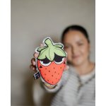 Černá na bílé Kontrastní chrastítko Jahoda DO RUČIČKY – Zboží Dáma