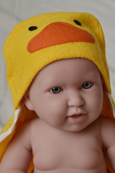 Berenguer Realistické miminko chlapeček ve žlutém ručníku kačence