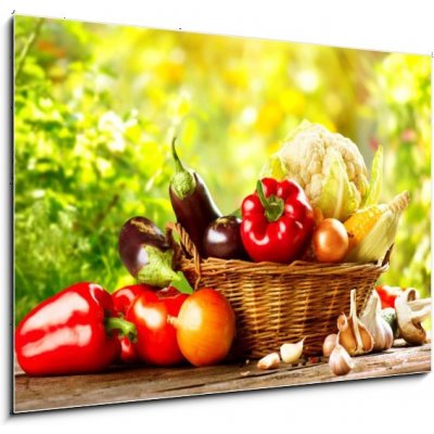 Skleněný obraz 1D - 100 x 70 cm - Fresh Organic Bio Vegetable in a Basket over Nature Background Čerstvé organické bio zeleniny v koši nad přírodou pozadí – Zbozi.Blesk.cz