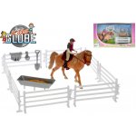 KIDS GLOBE koník s jezdkyní a překážkami HORSES 640073 1:24 – Sleviste.cz