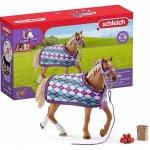 Schleich 42360 Anglický plnokrevník s přikrývkou – Sleviste.cz