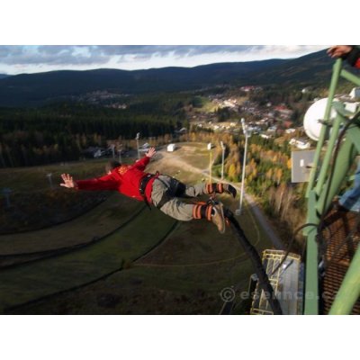 Bungee jumping z televizní věže v Harrachově – Hledejceny.cz